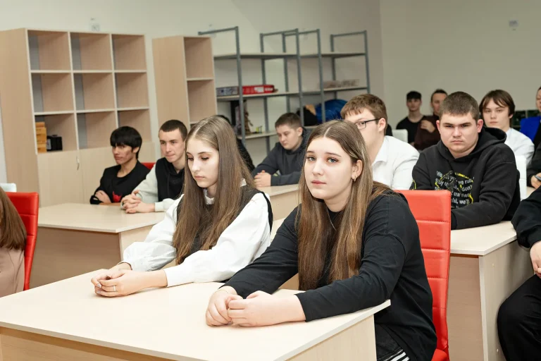 АО «Амурский уголь» развивает профильное образование: в Варваровской школе прошел круглый стол «горняцкого класса»